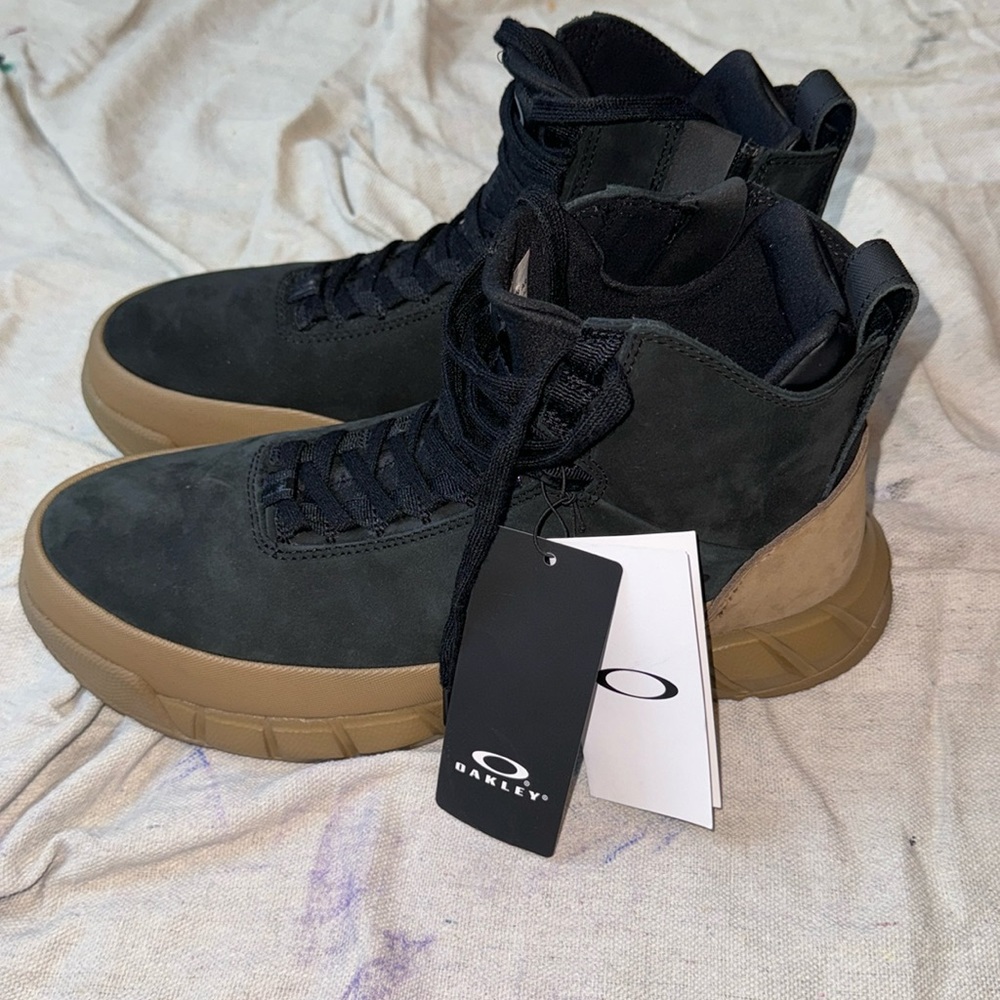 NWT Oakley coyote mid zip boot. Brand new never worn.